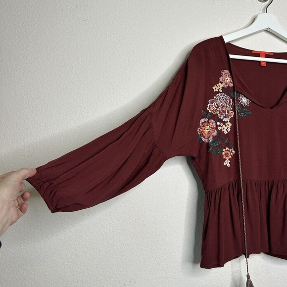 Chelsea & Violet Merlot Floral Print and Embroidered Swing Bubble Sleeve Top XS - Picture 4 of 8